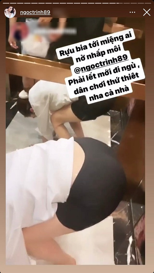 "Nữ hoàng nội y" say đến mức bò lê lết trong thang máy, bước vào phòng ngủ không vững phải có người đỡ.