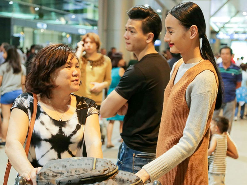 Người mẫu Lê Thuý chia sẻ, từ ngày về làm dâu, cô luôn được mẹ chồng tạo điều kiện và yêu thương hết mực. (Ảnh: Zing)