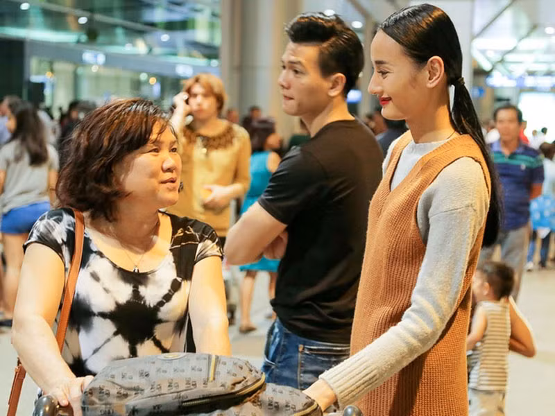 Người mẫu Lê Thuý chia sẻ, từ ngày về làm dâu, cô luôn được mẹ chồng tạo điều kiện và yêu thương hết mực. (Ảnh: Zing)