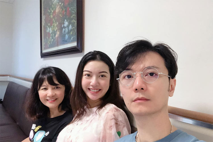 Trong lễ cưới vào tháng 7/2020, khi Á hậu Thúy Vân bất ngờ khi thông báo chuẩn bị đón quý tử đầu lòng, cô đã được mẹ chồng khích lệ: “Con sẽ có nhiều khó khăn ở phía trước với thiên chức làm mẹ, nhưng con hãy luôn nhớ rằng vẫn còn có mẹ ở bên”. (Ảnh: FBNV)