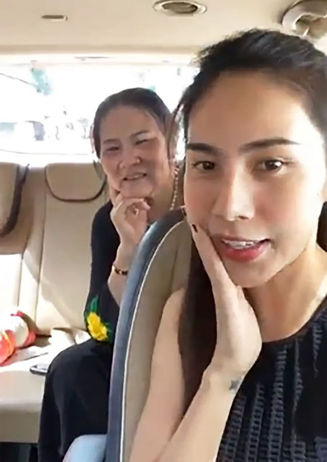 "Tôi hay thức khuya sáng tác, thường 12h trưa mới dậy. 9h sáng anh Vinh gọi tôi dậy, mẹ liền la 'Mày để cho nó ngủ chứ nó đi diễn về đêm hôm cực. Chừng nào nó thức thì để mẹ nấu cơm cho nó ăn, đừng có chọc nó'", Thủy Tiên chia sẻ. (Ảnh: saostar)