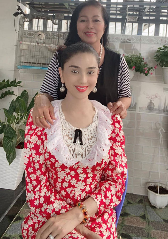 Lâm Khánh Chi chia sẻ mỗi khi về quê chồng chơi, cô không phải nhúng tay vào bất cứ việc gì và được mẹ chồng coi như con gái. "Hai mẹ con tâm sự thường xuyên, mẹ chồng tôi rất tâm lý và thương con dâu.... Dù chỉ là dâu trong nhà nhưng lúc nào tôi cũng cảm nhận được tình yêu thương của mẹ như với con ruột", người đẹp sinh năm 1977 tâm sự. (Ảnh: FBNV)