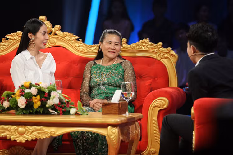 Thủy Tiên cũng là một trong những mỹ nhân Việt đi làm dâu được mẹ chồng yêu thương. Mặc dù ngày mới về làm dâu, ca sĩ Thủy Tiên chưa được lòng mẹ chồng vì "ít nói, nói nhỏ như khinh người", nhưng rồi dần dần giọng ca "Ngôi nhà hạnh phúc" đã chinh phục được mẹ chồng và được bà thương như con gái. (Ảnh: Vietnamnet)