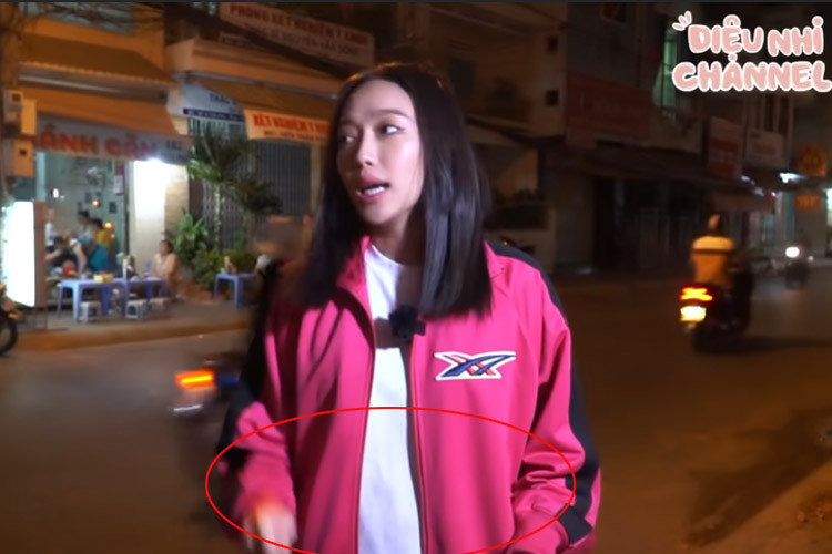 Mặc dù đã mặc áo khoác, váy tối màu, nhưng khi nhìn kỹ mới thấy rõ ràng Diệu Nhi đang mang thai ở những tháng cuối.