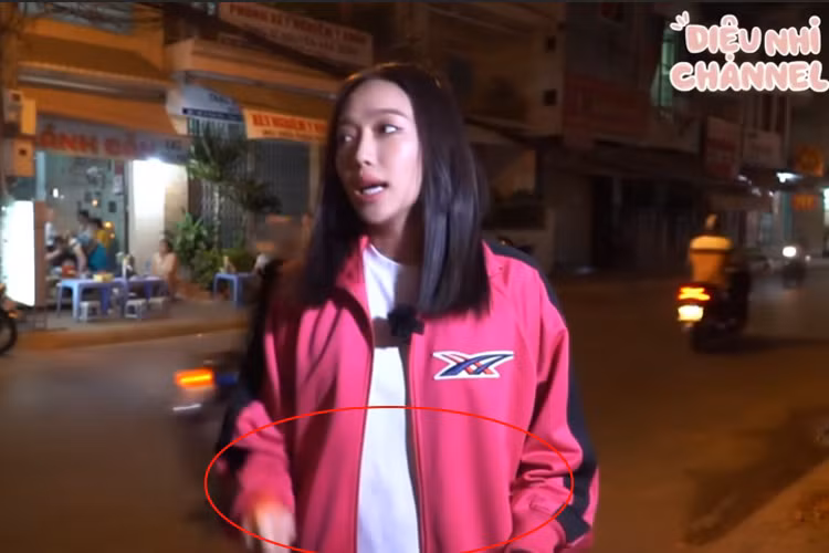 Mặc dù đã mặc áo khoác, váy tối màu, nhưng khi nhìn kỹ mới thấy rõ ràng Diệu Nhi đang mang thai ở những tháng cuối.