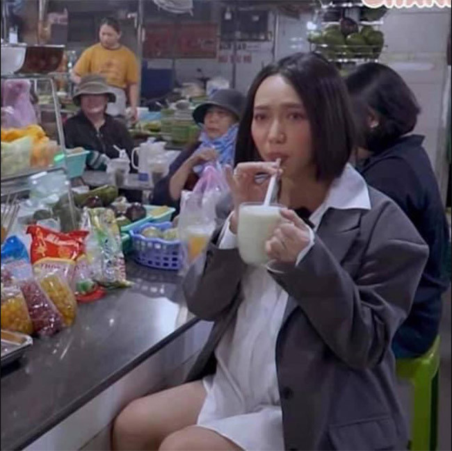 Dù mặc áo khoác nhưng Diệu Nhi cũng không thể giấu được chiếc bụng bầu đã quá to.