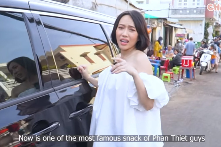 Nữ diễn viên "Thập tam muội" cố tình mặc váy áo rộng trong những clip ghi hình gần đây để che bụng bầu.