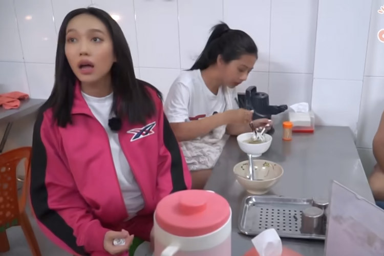 Trong những clip ghi hình Diệu Nhi ở Phan Thiết trên kênh Diệu Nhi Chanel vào tháng 6 và tháng 7/2021 thấy rõ ràng nhất bụng bầu lùm lùm của cô.