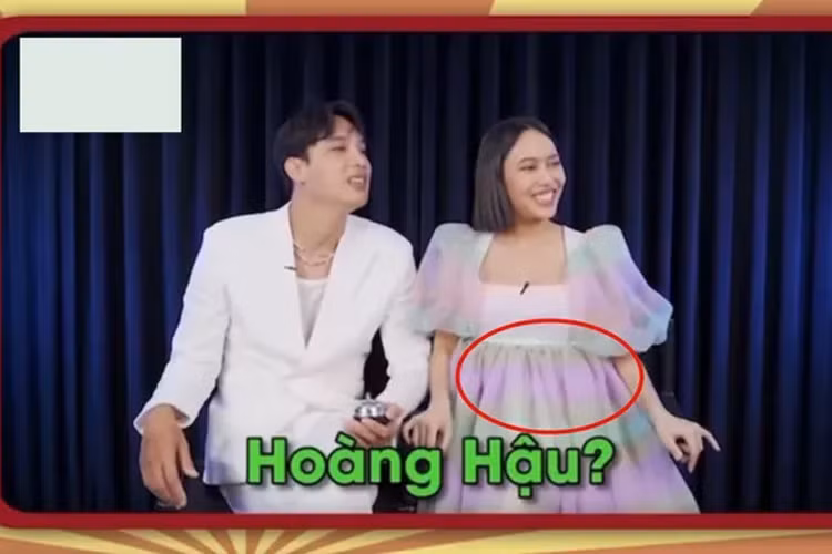 Trong một chương trình mà cô tham gia gần đây, Diệu Nhi mặc váy xòe rộng để che bụng.