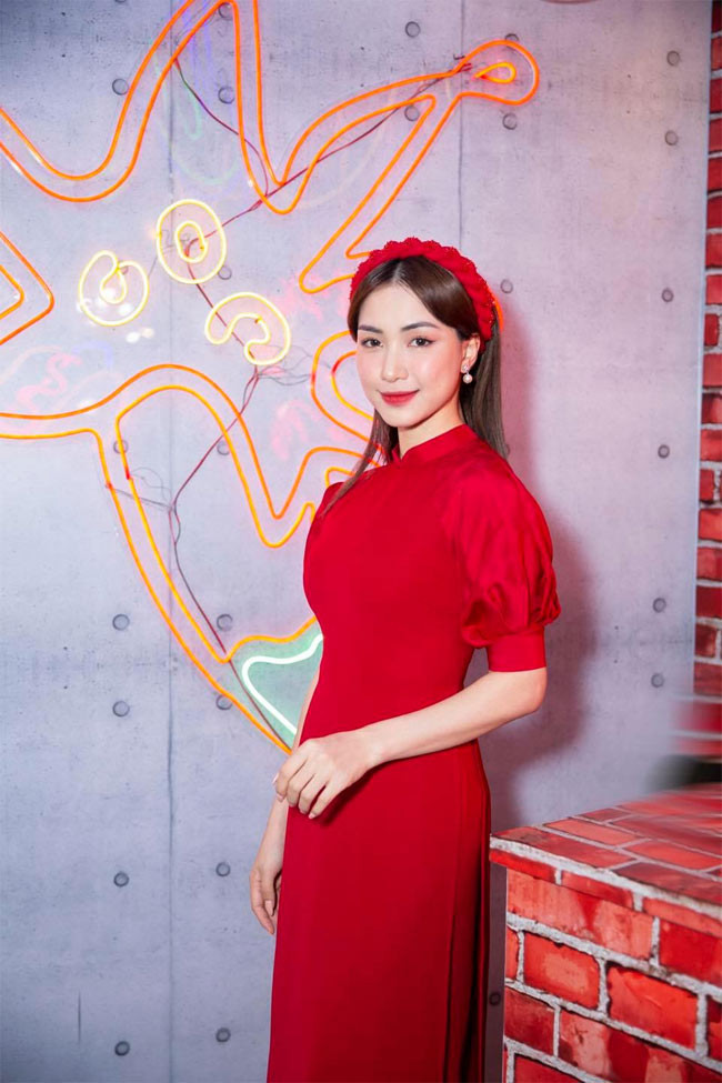 Chỉ cao 1m55 nhưng nữ ca sĩ sinh năm 1995 lại gây chú ý với khuôn mặt xinh xắn.