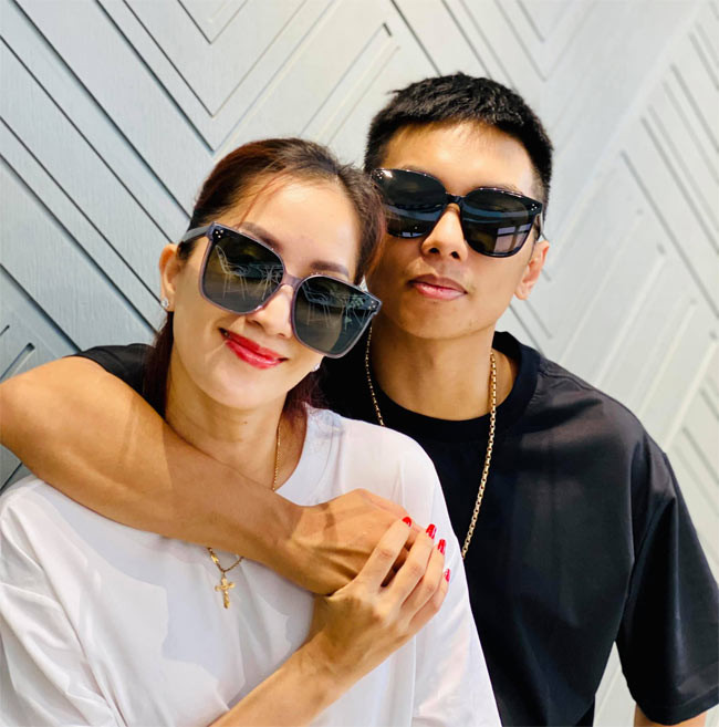 Hơn chồng 11 tuổi, nên chuyện tình của cặp vợ chồng kiện tướng dancesport Khánh Thi - Phan Hiển được nhiều người quan tâm.