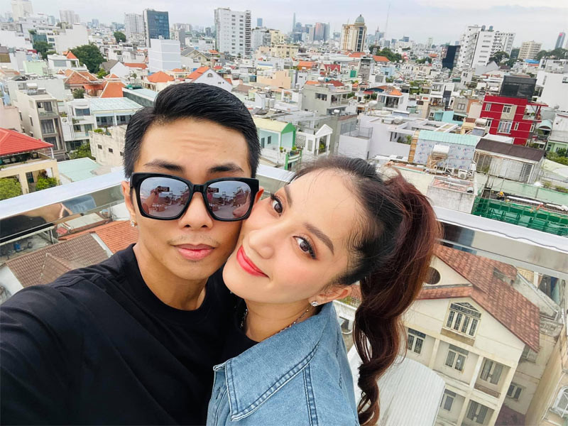 Phan Hiển theo học dancesport của cô giáo Khánh Thi từ khi anh mới 14 tuổi và năm 17 tuổi thì cậu học trò nảy sinh tình cảm với cô giáo hơn anh 11 tuổi.