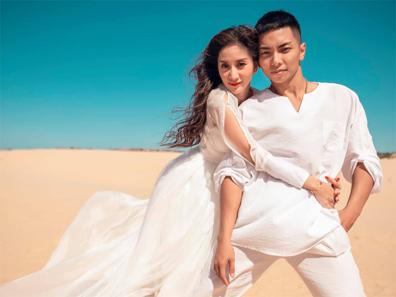 Sáng sớm ngày 28/8/2021, Khánh Thi livestream nức nở trong bóng tối và buông những lời hốt hoảng như: "Mọi người đừng đi ra nha, đừng tin gì hết, bị lừa rồi, đừng tin ai...". Hành động lạ của Khánh Thi khiến mọi người đặt nghi vấn hôn nhân của cô và Phan Hiển có vấn đề. Tuy nhiên, hai ngày sau, vợ chồng cô lại livestream cảnh Phan Hiển cắt tóc cho vợ và cả hai rất vui vẻ, hạnh phúc như không hề có chuyện gì xảy ra.