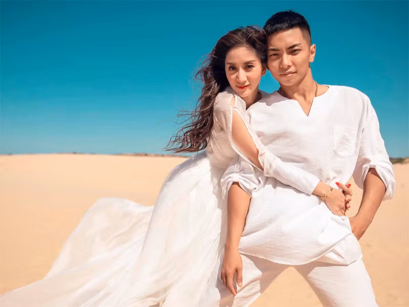 Sáng sớm ngày 28/8/2021, Khánh Thi livestream nức nở trong bóng tối và buông những lời hốt hoảng như: "Mọi người đừng đi ra nha, đừng tin gì hết, bị lừa rồi, đừng tin ai...". Hành động lạ của Khánh Thi khiến mọi người đặt nghi vấn hôn nhân của cô và Phan Hiển có vấn đề. Tuy nhiên, hai ngày sau, vợ chồng cô lại livestream cảnh Phan Hiển cắt tóc cho vợ và cả hai rất vui vẻ, hạnh phúc như không hề có chuyện gì xảy ra.