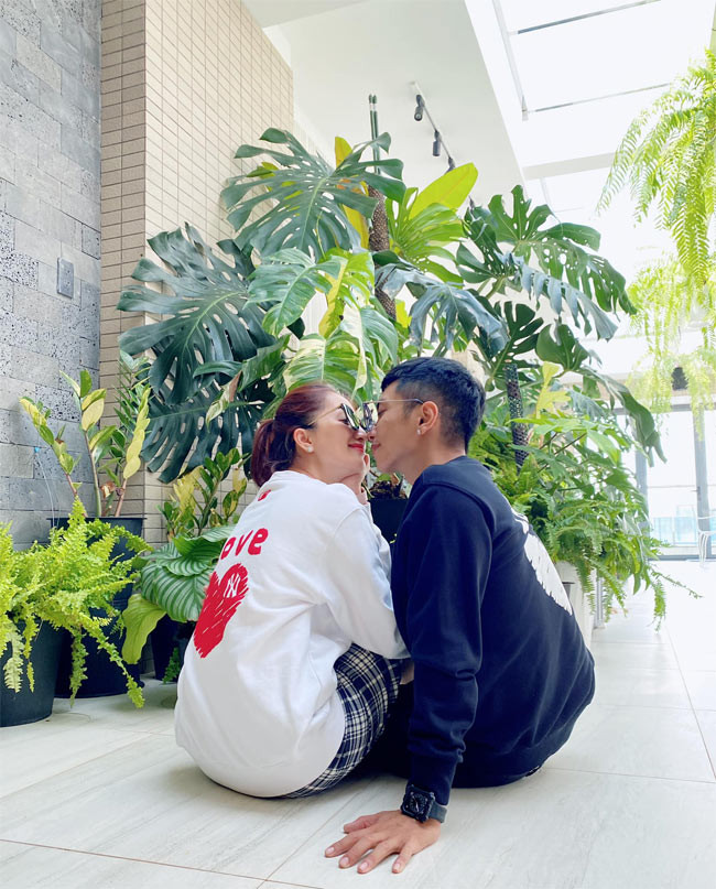 Vượt qua những soi mói, dị nghị, chuyện tình của họ kể từ khi công khai luôn đẹp như thơ.