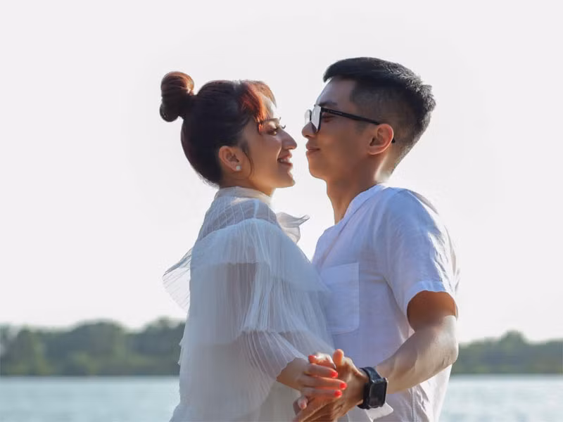 Hai người thường xuyên chia sẻ những khoảnh khắc ngọt ngào trên trang cá nhân. Khánh Thi - Phan Hiển còn cùng nhau tham gia nhiều game show như Sao hỏa sao kim, Tâm đầu ý hợp…