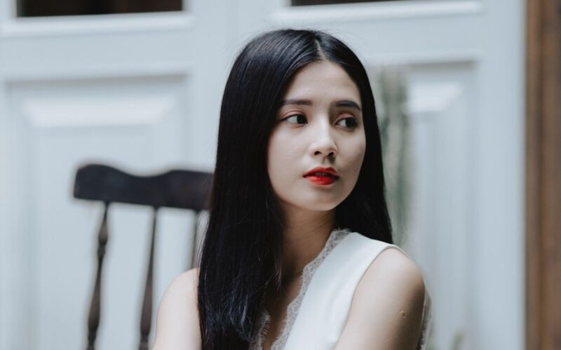 "Lúc nào cũng mong muốn, cuộc tình dù tan vỡ nhưng đứa bé vẫn có một ai đó gọi là cha. Vì đứa bé xứng đáng có được một gia đình. Nhưng thôi, giờ thì chắc cất poster vào một góc rồi. Mọi người luôn cố gắng bảo vệ cái sự thật do chính mình tưởng tượng lên nhưng quên mất một sự thật rõ ràng ngay trước mắt thì không ai bảo vệ. Người mẹ đơn thân hy sinh rất nhiều và một đứa bé vô tội. Có người luôn lấy lý do sự nghiệp nhưng quên mất, sự nghiệp lớn nhất của một thằng đàn ông là những đứa con, thế hệ tiếp nối", chủ studio bày tỏ quan điểm.