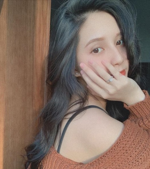 Mỹ nhân sinh năm 1998 hy vọng mọi chuyện sớm kết thúc để hai mẹ con có cuộc sống bình yên. "Vì hôm qua tới giờ có những bình luận khiếm nhã và nhầm vào mục đích công kích mình và con mình. Xuyên tạc những thông tin sai lệch. Là 1 người mẹ mình sẽ bảo vệ con mình đến cùng", cô nàng viết.