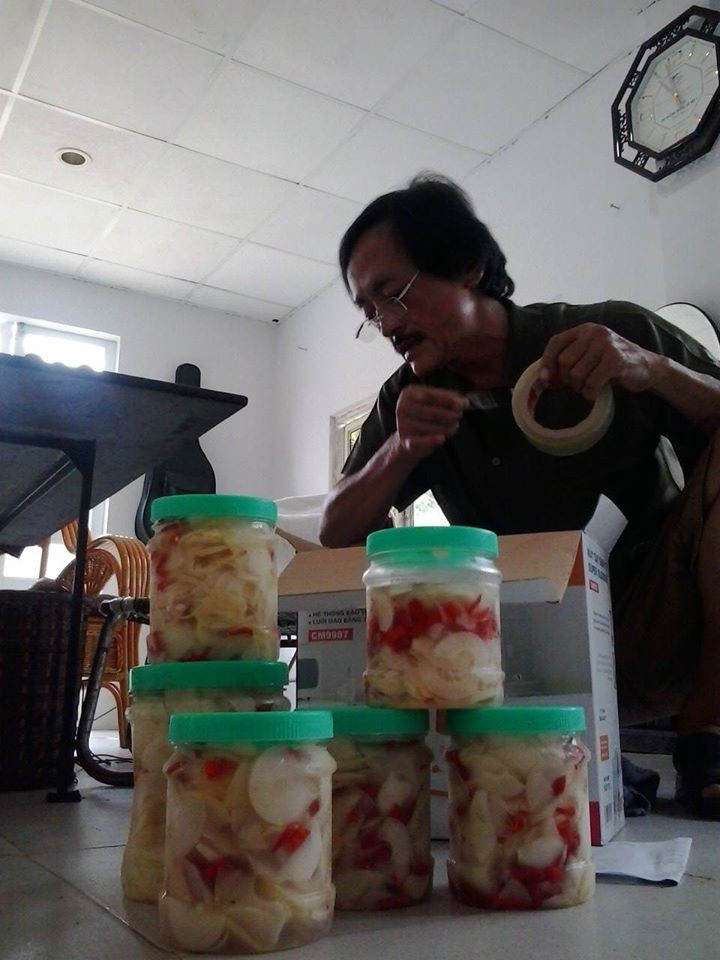 Anh thường xuyên gửi tặng người thân, bạn bè và đồng nghiệp những món quà dân dã do chính mình làm ra. "Có món gì ngon, tôi cũng muốn làm thiết đãi bạn bè. Thường, tôi hay gọi bạn bè sang nhà cùng thưởng thức. Bà con cả làng, cả huyện đều biết nhà tôi và thường xuyên ghé chơi", Giang Còi cho biết.