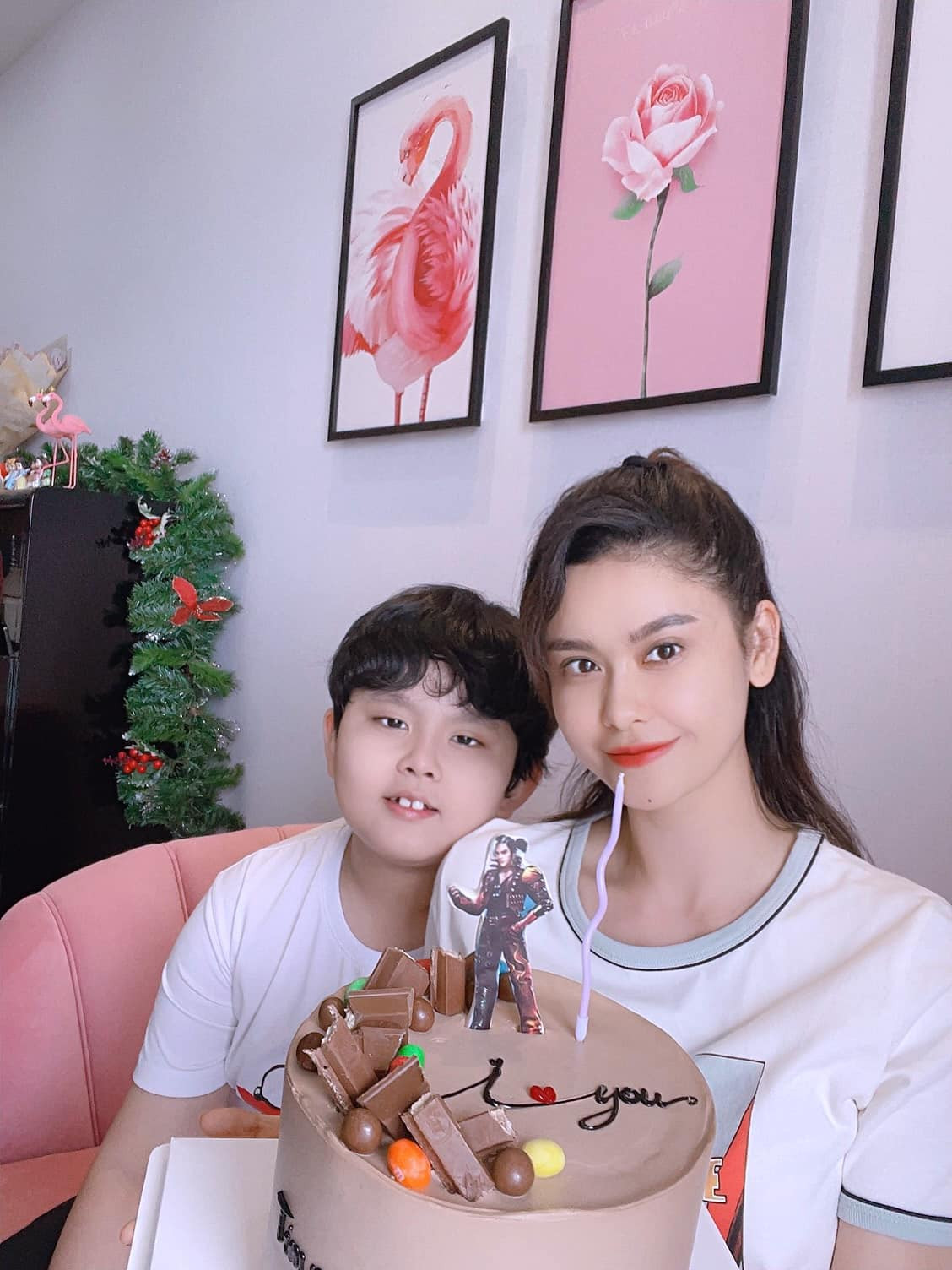 Trên trang cá nhân của mình, Trương Quỳnh Anh thường xuyên chia sẻ những khoảnh khắc đời thường bên con trai. Sinh nhật Sushi 9 tuổi đúng thời điểm TP HCM bước vào những ngày đầu giãn cách xã hội, nữ ca sĩ đã thức đêm để chọn bằng được mẫu bánh con yêu thích để bé có một bữa tiệc trọn vẹn.