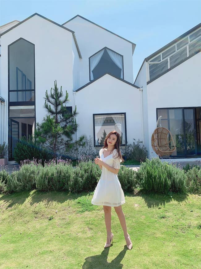 Sau đó, Midu lấn sân sang lĩnh vực bất động sản. Cô thường xuyên khoe những lô đất mình mua vào bán ra.