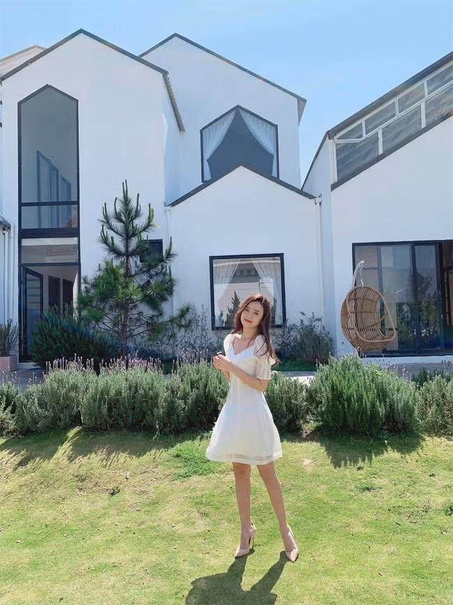 Sau đó, Midu lấn sân sang lĩnh vực bất động sản. Cô thường xuyên khoe những lô đất mình mua vào bán ra.