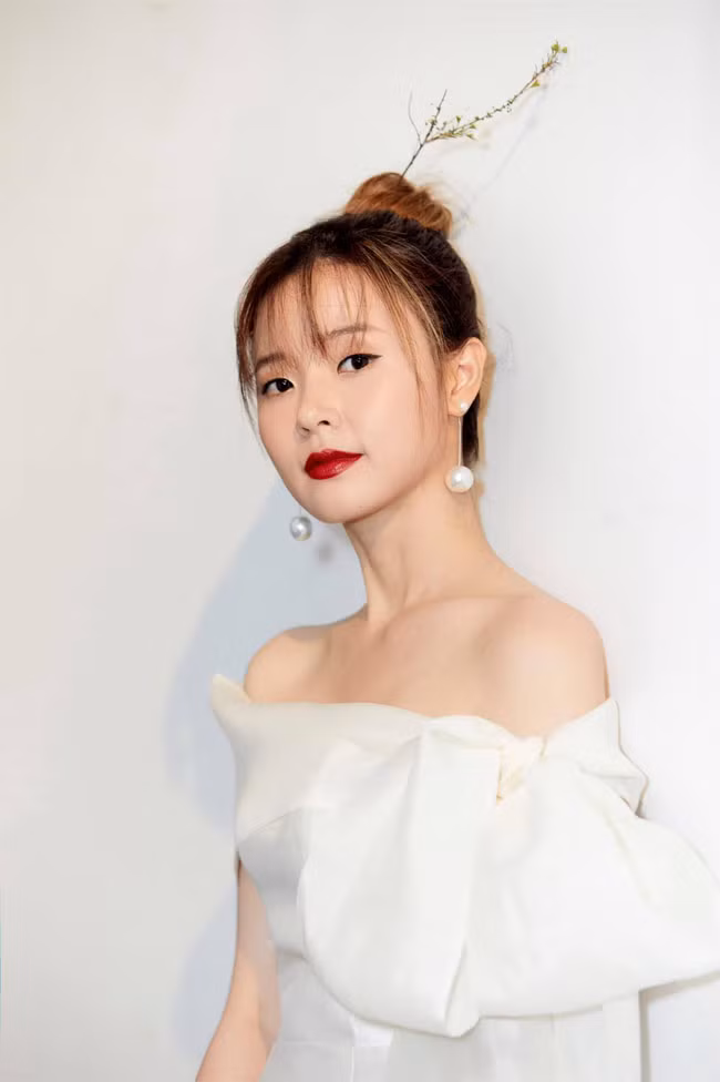 Năm 2020, nữ diễn viên "Thiên mệnh anh hùng" đảm nhiệm vị trí CEO của một thương hiệu mỹ phẩm mang tên mình.