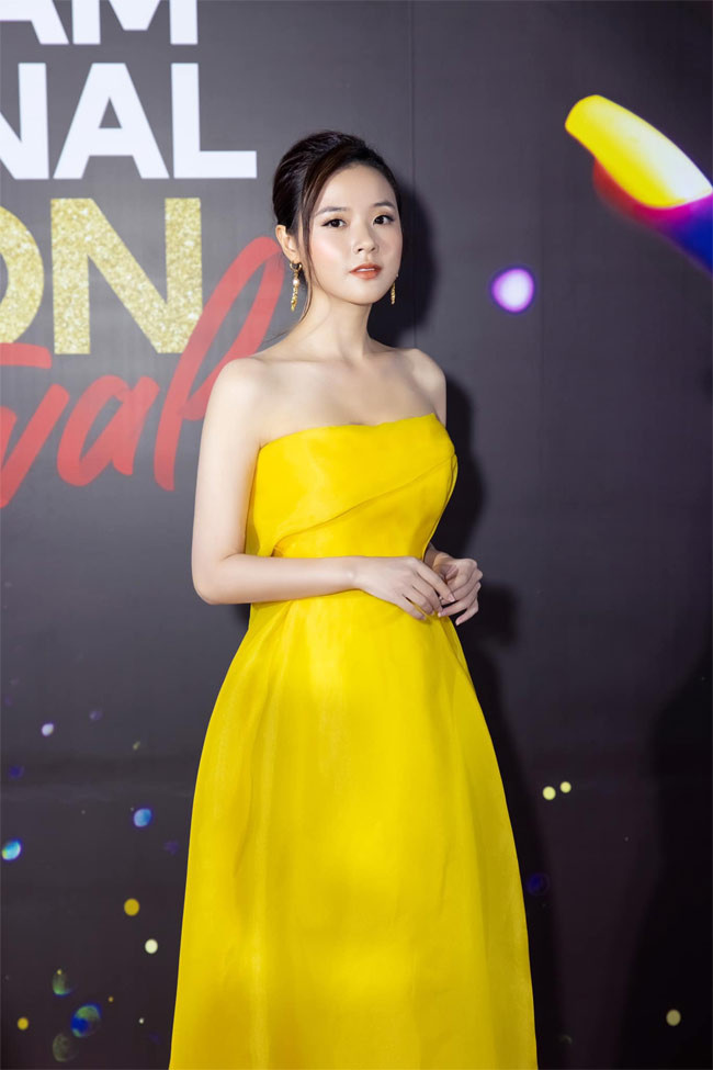 Trên trang cá nhân, Midu tự nhận mình là nghiện mua đất: "Mình nên lập nhóm “nghiện mua đất” không ta? Chứ mình ngại quá không biết cách nào cai luôn rồi”.