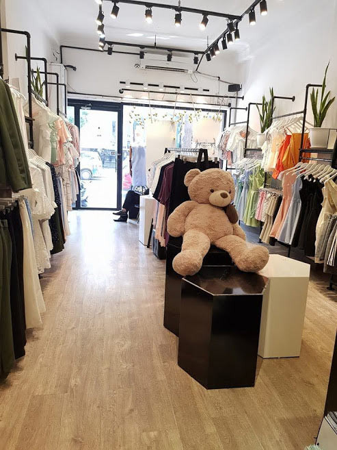 Sau khi tốt nghiệp trường đại học Kiến trúc chuyên ngành thiết kế thời trang, Midu đã mở một thương hiệu thời trang riêng. Đến nay cô đã phát triển thành 3 cửa hàng tại TPHCM.