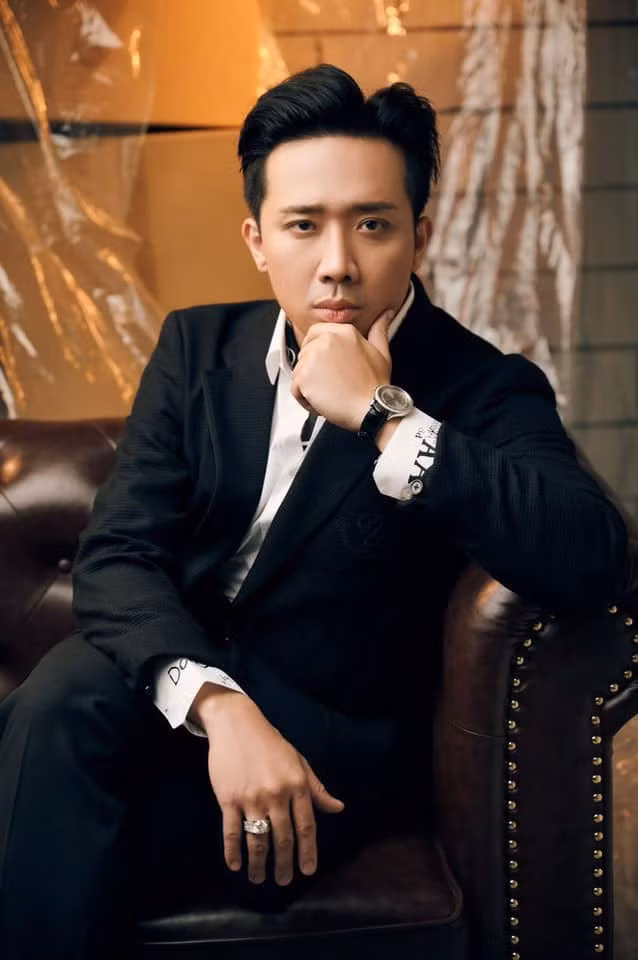 Trấn Thành bảnh bao râu tóc gọn gàng lúc chưa giãn cách.