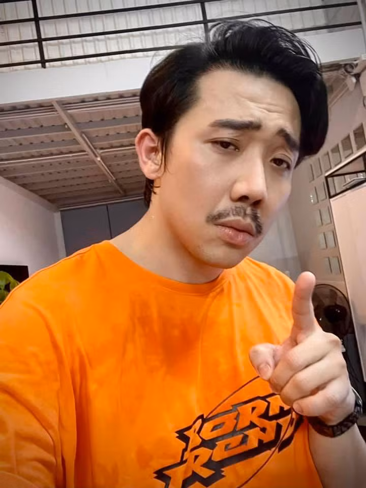 Trông anh già hơn hẳn so với hình ảnh bóng bẩy cách đây vài tháng.