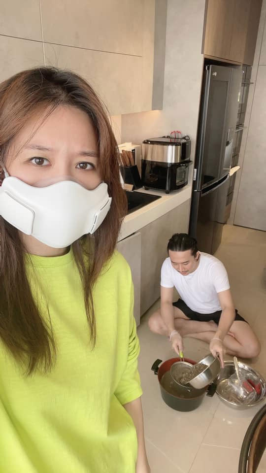 Ở nhà thời gian giãn cách xã hội, Trấn Thành chăm chỉ vào bếp nấu ăn.