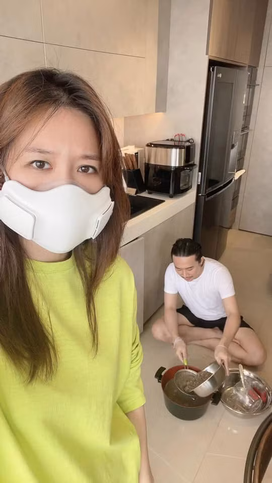 Ở nhà thời gian giãn cách xã hội, Trấn Thành chăm chỉ vào bếp nấu ăn.