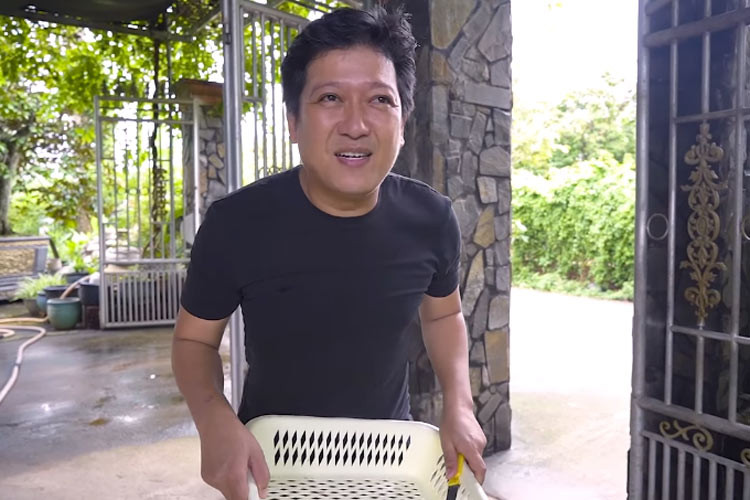 Ở quê, Trường Giang thường xuyên quay clip ấu ăn, hoạt động thường nhật tại quê. Trông anh rõ ràng phát tướng và khuôn mặt tròn trịa hơn hẳn.