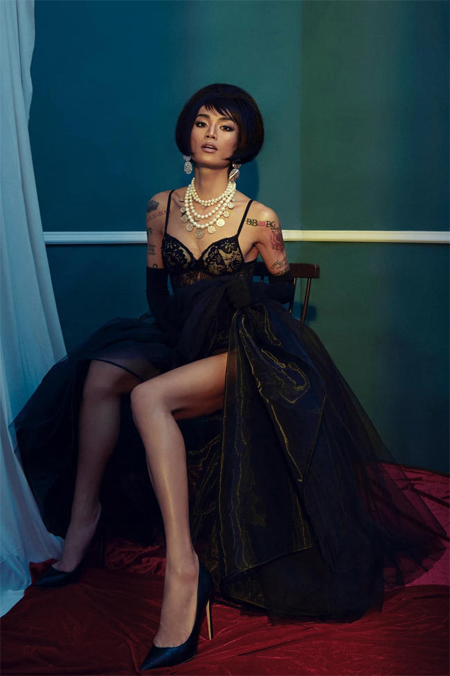 Ngoài những phong cách bánh bèo, nữ tính, BB Trần còn thử style sexy và hiệu quả biến hoá khiến nhiều người ngỡ ngàng.