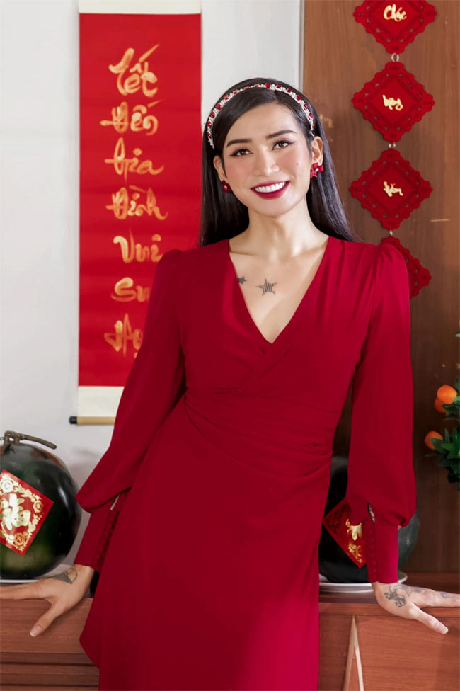 Anh tự tin "khoe sắc" và nhận được nhiều lời khen khi hoá trang thành nữ.