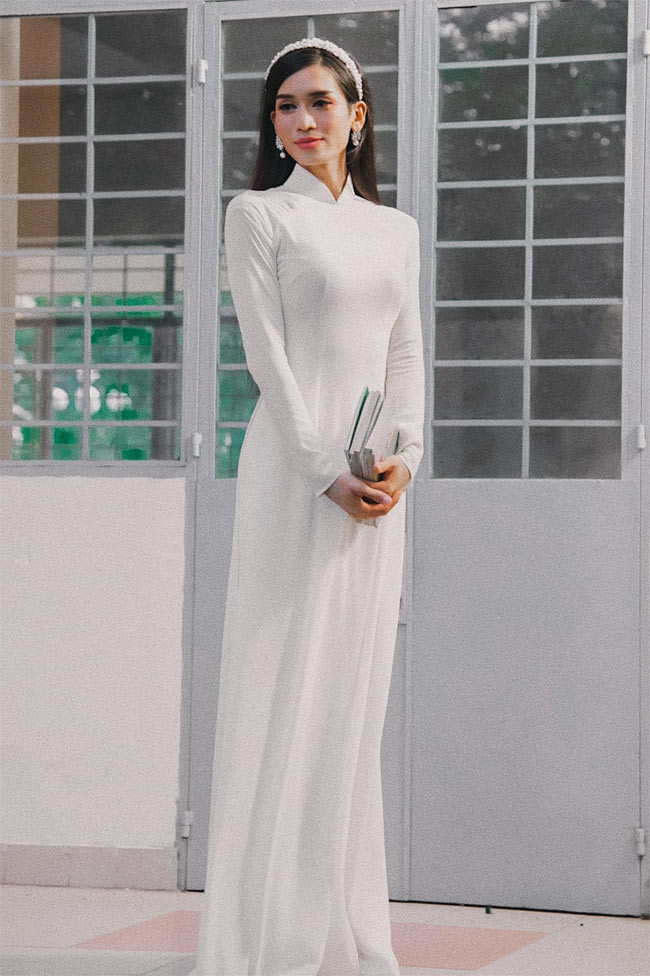 Diễn viên BB Trần như một cô nàng chính hiệu e ấp trong tà áo dài trắng nữ sinh.