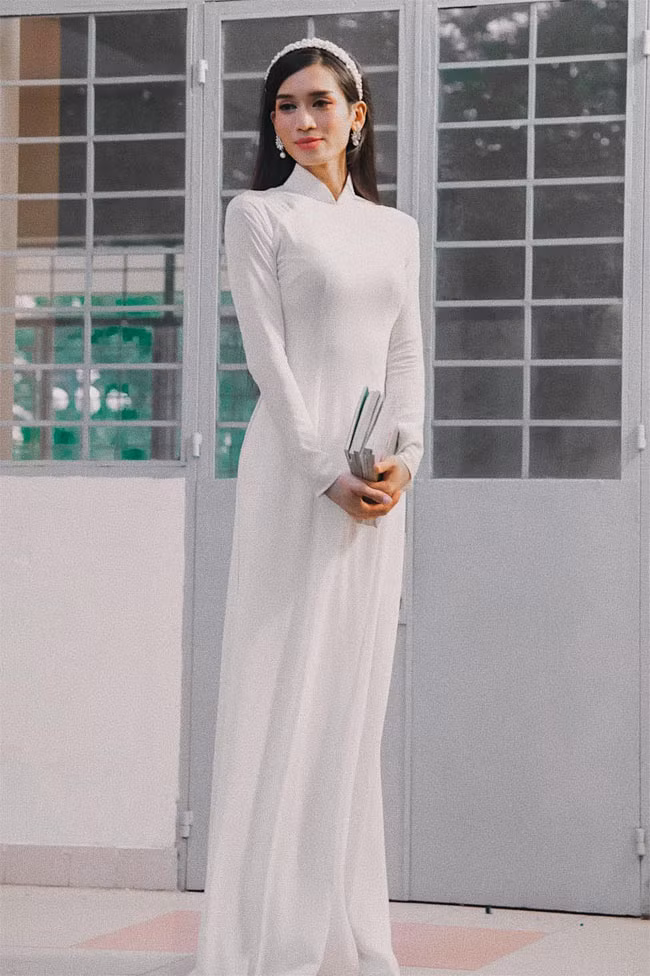 Diễn viên BB Trần như một cô nàng chính hiệu e ấp trong tà áo dài trắng nữ sinh.
