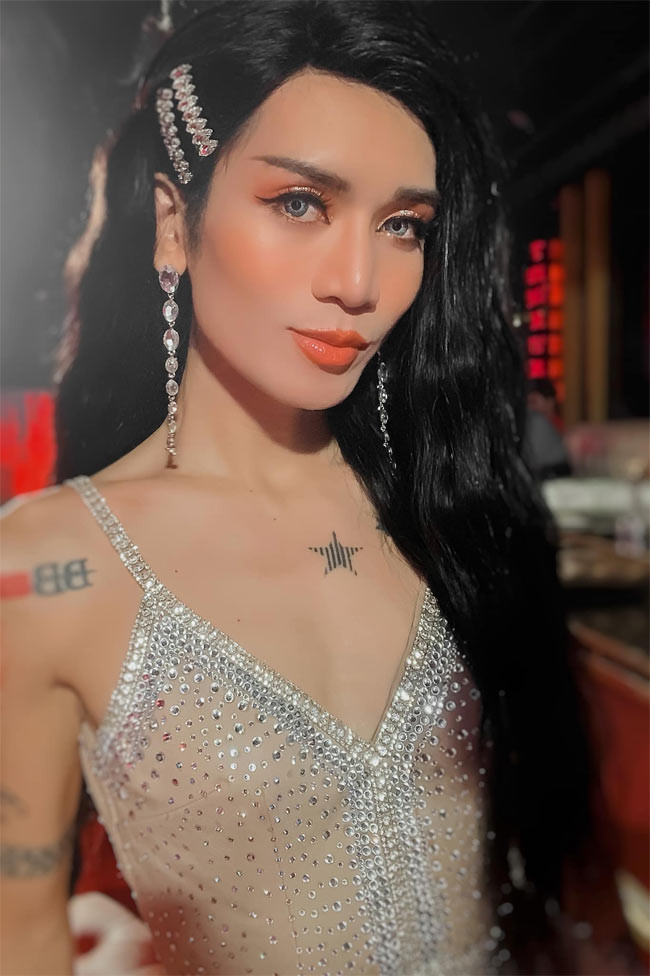 BB Trần biến hoá với rất nhiều kiểu trang phục nữ tính, thậm chí là cả diện đồ tắm, váy hai dây trễ ngực.