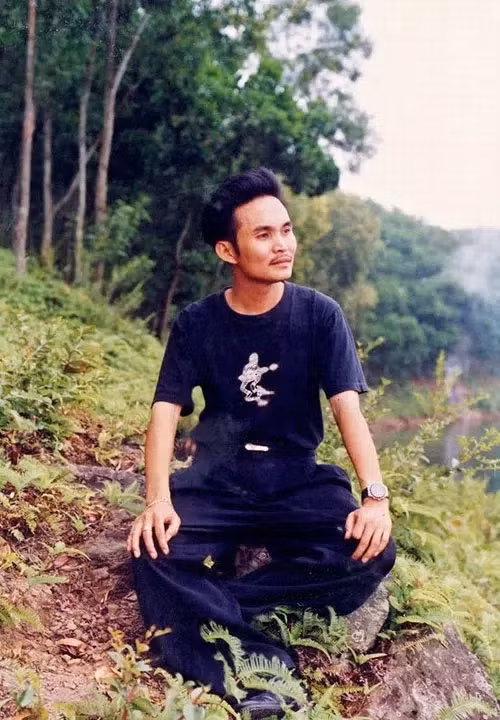 "Từ trường Sân khấu Điện ảnh, tôi ra đầu cầu bắt xe lên thị trấn Bảo Yên cách gần 300 cây số. Đi từ chiều thứ 7 thì 7h tối tôi có mặt trên đó mua quần áo, rồi đi xe đạp 12-14 cây số vào trong rừng đổi quần áo cho người dân tộc lấy vàng cốm mà họ lấy được từ dưới suối. Đêm, tôi lại đạp xe với chiếc đèn pin, đường rừng hun hút, một bên là vực thẳm…", Xuân Hinh nhớ lại.