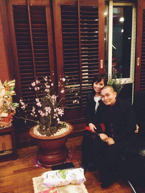 Hiện, Xuân Hinh là một trong những nghệ sĩ hài có cát-sê cao nhất miền Bắc và nhiều thông tin cho hay, anh và vợ con đang ở ngôi nhà trị giá hàng chục tỷ đồng trên phố Hàng Bông.