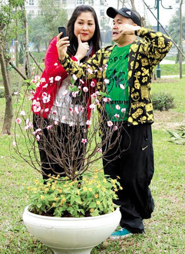 "Ở ngoài Bắc, mọi người cứ nhắc tới Xuân Hinh là lại bảo: "Ông này đanh đá lắm, kiêu lắm, sống trên tiền, mời không nổi, rồi bắt phải đưa tiền trước mới chịu diễn", NSND Hồng Vân kể.