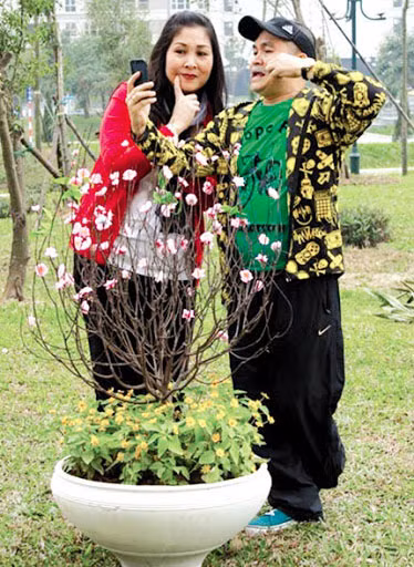 "Ở ngoài Bắc, mọi người cứ nhắc tới Xuân Hinh là lại bảo: "Ông này đanh đá lắm, kiêu lắm, sống trên tiền, mời không nổi, rồi bắt phải đưa tiền trước mới chịu diễn", NSND Hồng Vân kể.