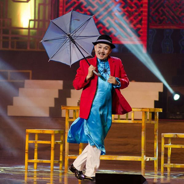 Không chỉ có bạn diễn sợ diễn chung với Xuân Hinh, các biên kịch lại sợ sự chỉn chu của nam danh hài. "Nếu các anh chị làm việc với anh Xuân Hinh rồi sẽ thấy anh ấy không dễ. Khi viết kịch bản cho anh mà không nhiều, không hay anh ý kiến ngay. Thông thường các diễn viên muốn để thoại ngắn để dễ thuộc lời nhưng anh Xuân Hinh thì chỉ thích dài, dài nguyên trang A4 càng thích...", biên kịch Đinh Tiến Dũng nói.