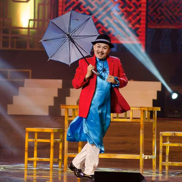 Không chỉ có bạn diễn sợ diễn chung với Xuân Hinh, các biên kịch lại sợ sự chỉn chu của nam danh hài. "Nếu các anh chị làm việc với anh Xuân Hinh rồi sẽ thấy anh ấy không dễ. Khi viết kịch bản cho anh mà không nhiều, không hay anh ý kiến ngay. Thông thường các diễn viên muốn để thoại ngắn để dễ thuộc lời nhưng anh Xuân Hinh thì chỉ thích dài, dài nguyên trang A4 càng thích...", biên kịch Đinh Tiến Dũng nói.