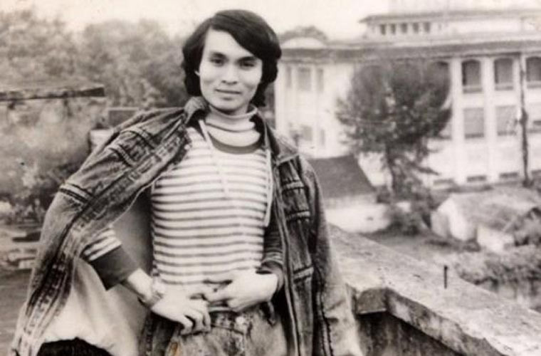 “Tôi nhớ vào năm thứ nhất, mẹ chạy lên bến xe đưa cho tôi 20 nghìn. Để có 20 nghìn đó thì mẹ tôi phải lội xuống dưới nước để vớt 4 gánh bèo, gánh đi bộ 3 cây số. Tôi cứ nhìn hình ảnh mẹ mà hai hàng nước mắt chảy", Xuân Hinh chia sẻ.