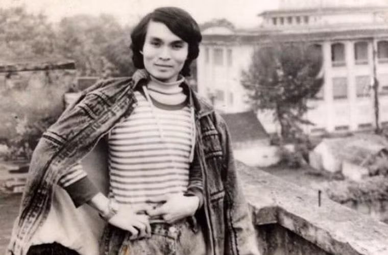 “Tôi nhớ vào năm thứ nhất, mẹ chạy lên bến xe đưa cho tôi 20 nghìn. Để có 20 nghìn đó thì mẹ tôi phải lội xuống dưới nước để vớt 4 gánh bèo, gánh đi bộ 3 cây số. Tôi cứ nhìn hình ảnh mẹ mà hai hàng nước mắt chảy", Xuân Hinh chia sẻ.