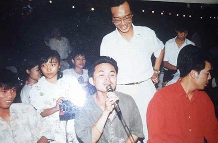 Trước đó, vì nhà nghèo nên từ thời niên thiếu, Xuân Hinh đã đi buôn chó lấy tiền ăn học và nuôi em.