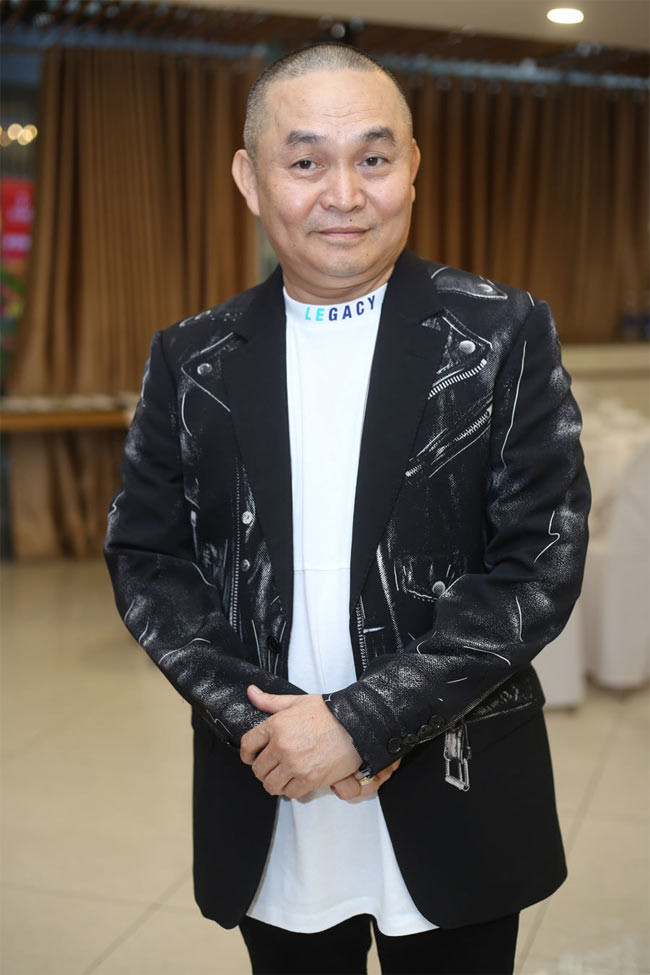 Hành trình buôn chó của nam danh hài cũng đầy gian nan, anh từng bị lỡ xe trong chuyến buôn chó chợ xa phải ngủ lại ở bến xe. Nửa đêm, lũ chó trong rọ sủa nhiều quá bị người ta mắng, phải thả ra cho chúng khỏi kêu, sáng hôm sau lần mò đi tìm từng con bắt lại…