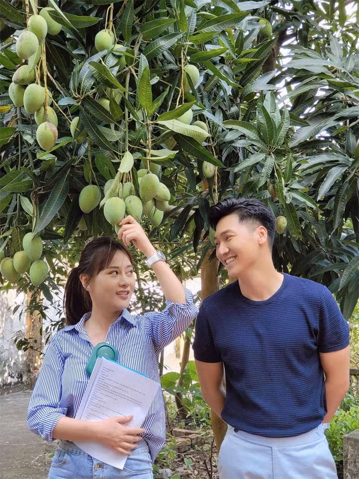 Tạo hình của Phương Oanh - Thu Quỳnh trong “Hương vị tình thân” phần 2 Tao hinh cua Phuong Oanh - Thu Quynh trong “Huong vi tinh than” phan 2